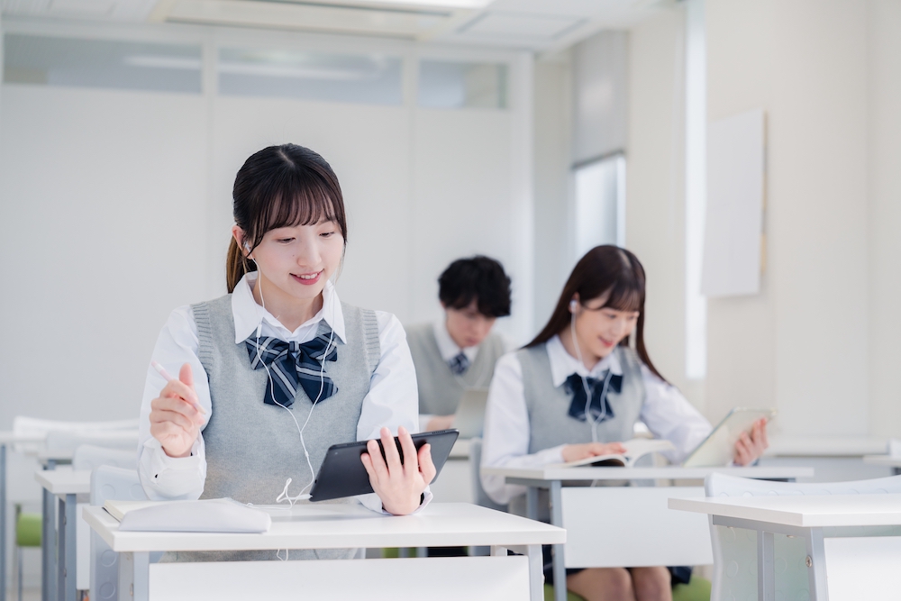 日本政府文部省于令和元年(2019年)開始推動「GIGA School」計劃，希望能透過科技輔助教學(xué)的方式，進一步加快數(shù)字化學(xué)習(xí)的腳步。